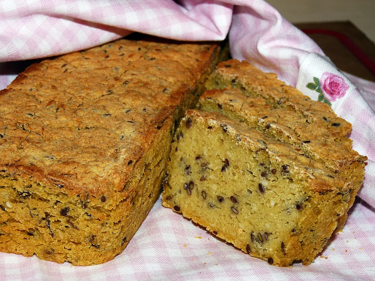 Chleb bezglutenowy z mąki kukurydzianej, z ziarnami lnu. Idealny na śniadanie.