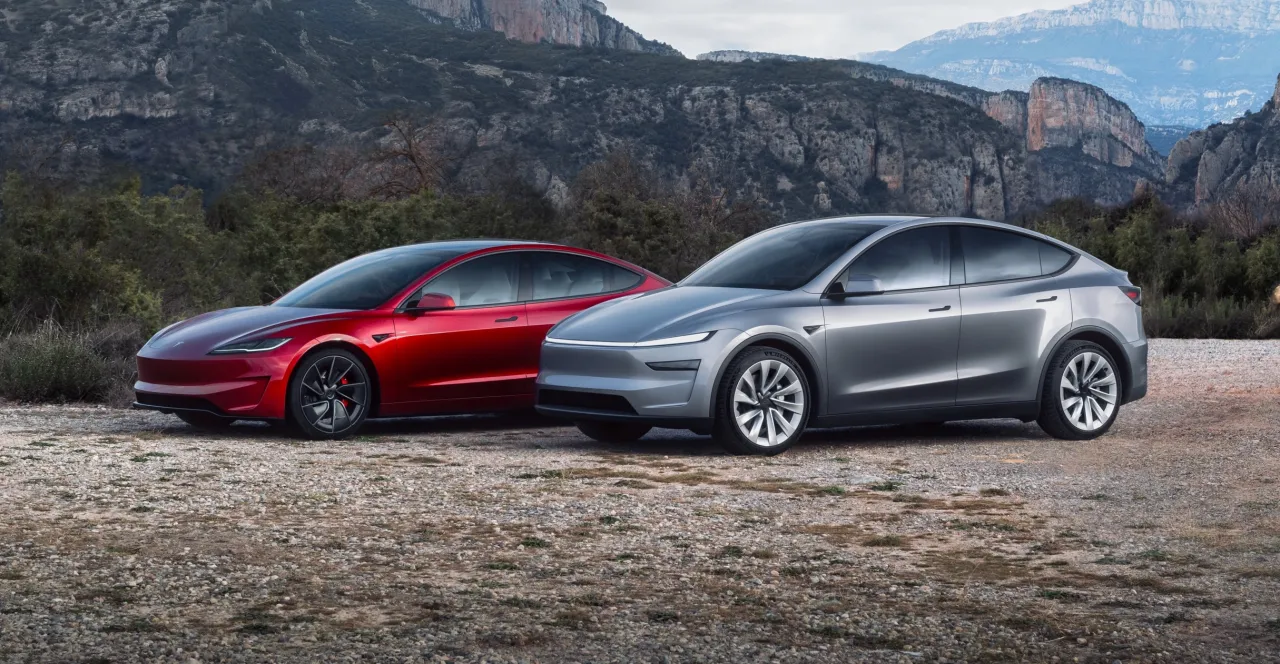 Dwa Tesle, czerwony i srebrny, na tle g&oacute;r. Zastanawiasz się, ile kosztuje najnowsza Tesla?