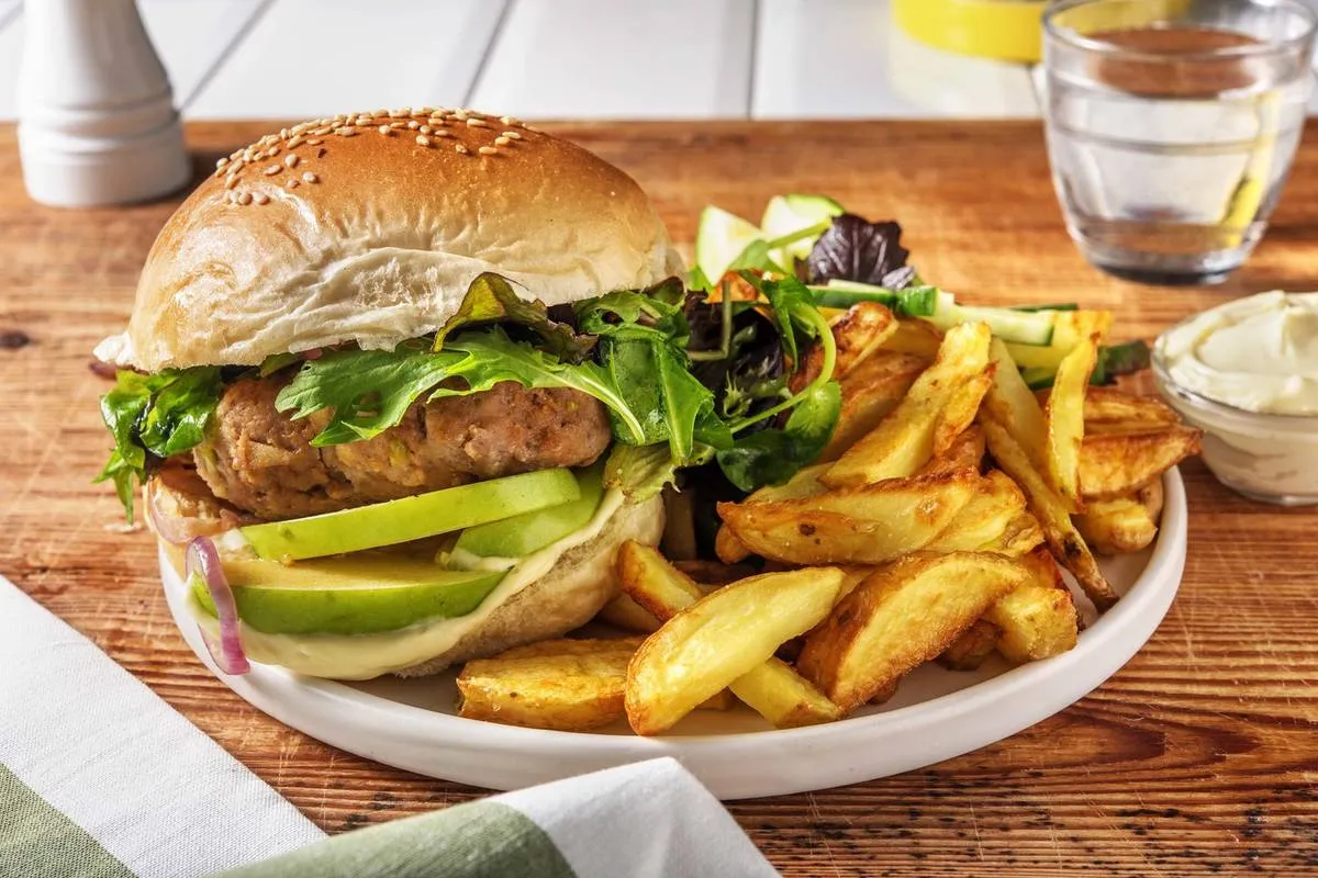 burger maison gourmet servi avec des frites