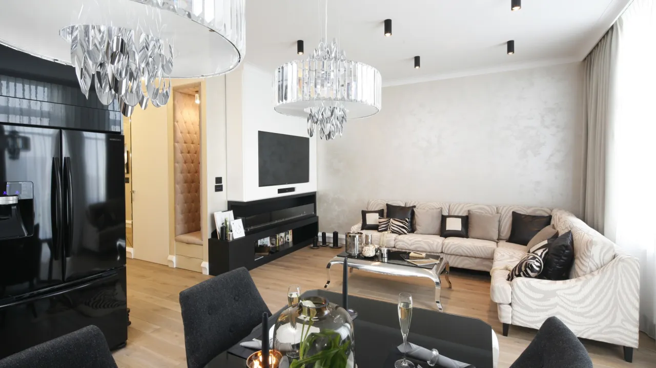 Źle oświetlony salon vs dobrze oświetlony salon