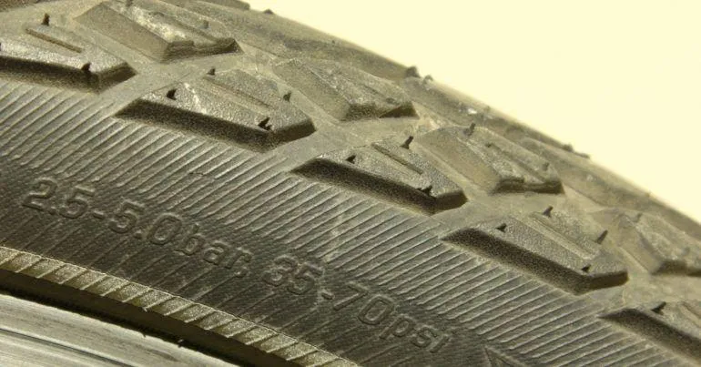 Prawidłowe ciśnienie w oponie rowerowej vs. niskie ciśnienie