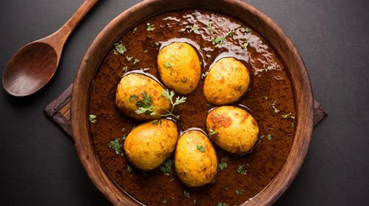 egg curry z ryżem i kolendrą
