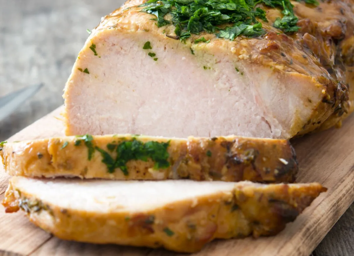 Soczysty pieczony schab na desce do krojenia