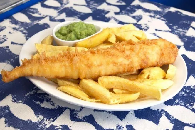 świeża smażona ryba nad morzem