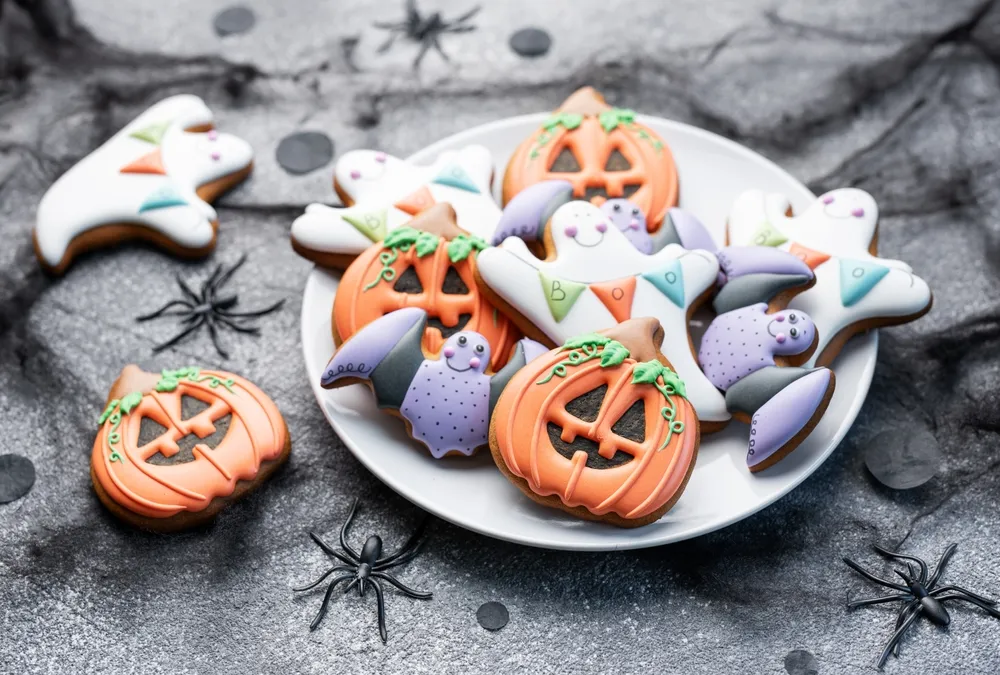 różnorodne ciastka halloweenowe dekorowane