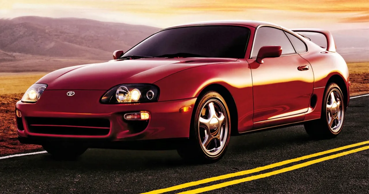 Czerwona Toyota Supra na drodze, zastanawiasz się, toyota supra ile ma koni? Ten model to legenda.