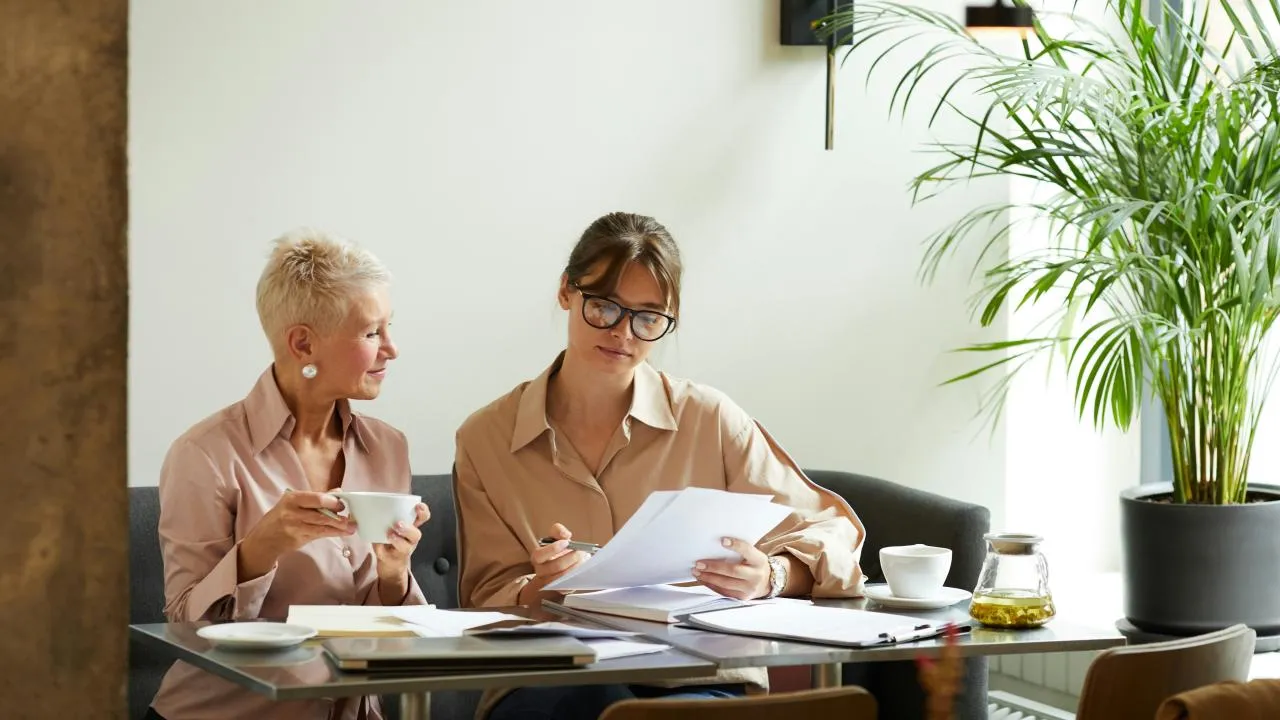 Osoba czytająca umowę deweloperską