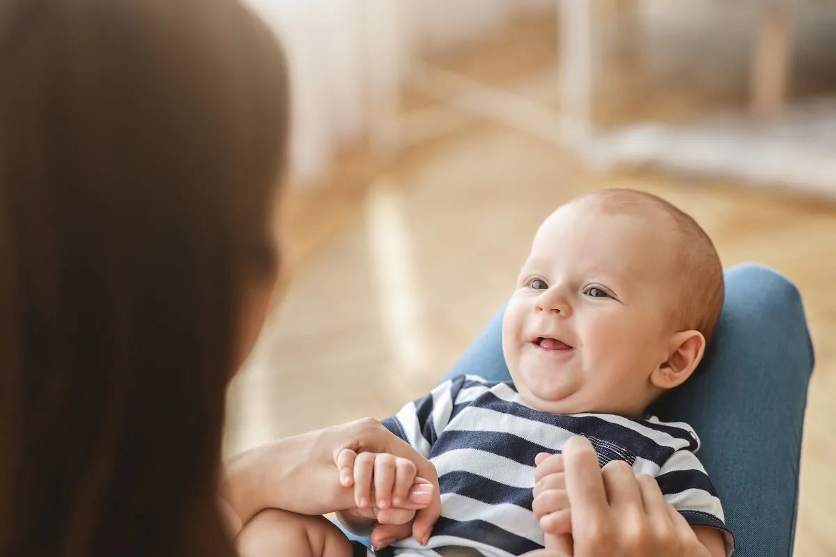 rodzic tulący płaczące niemowlę