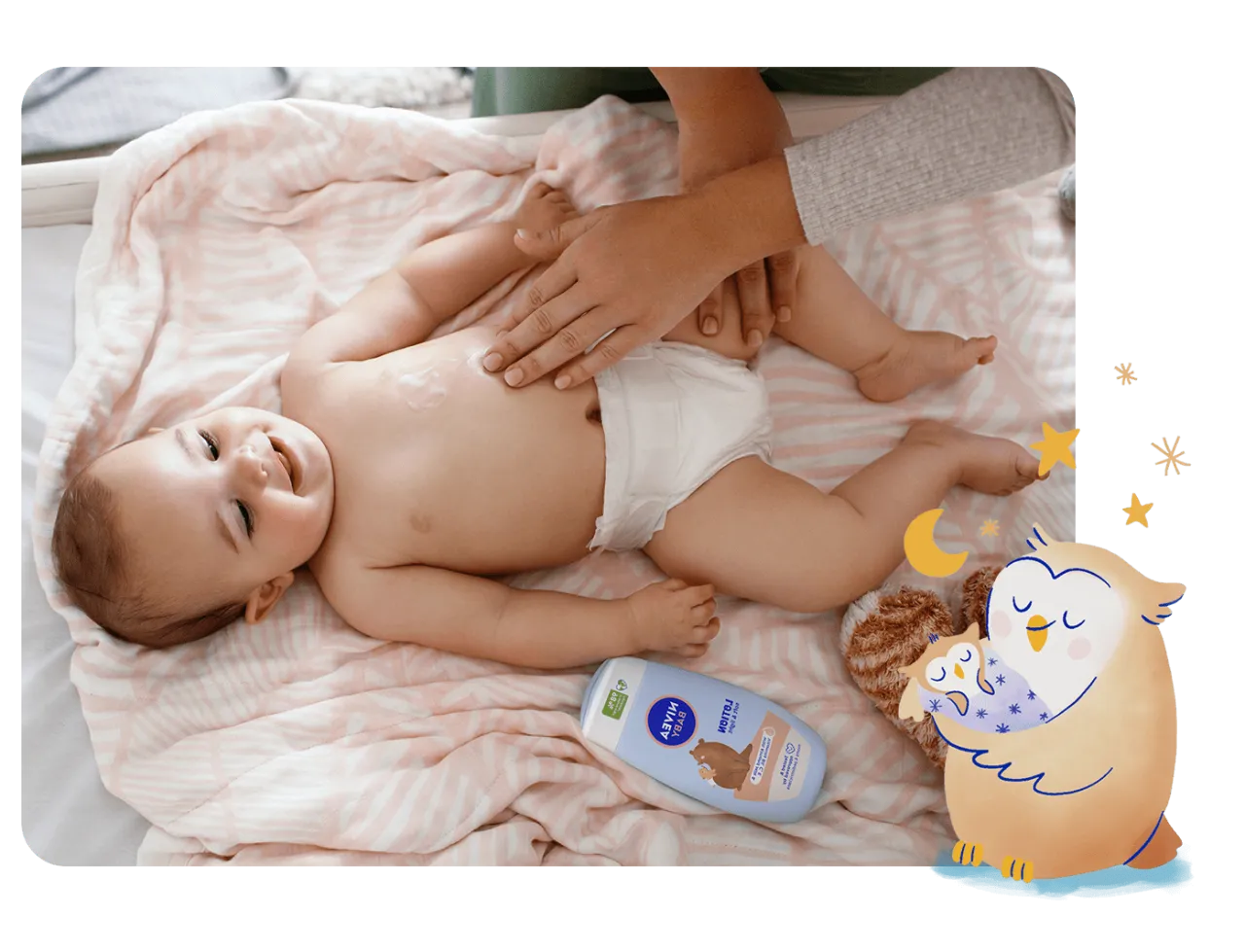 niemowlę w pieluszce uśmiechnięte wiek