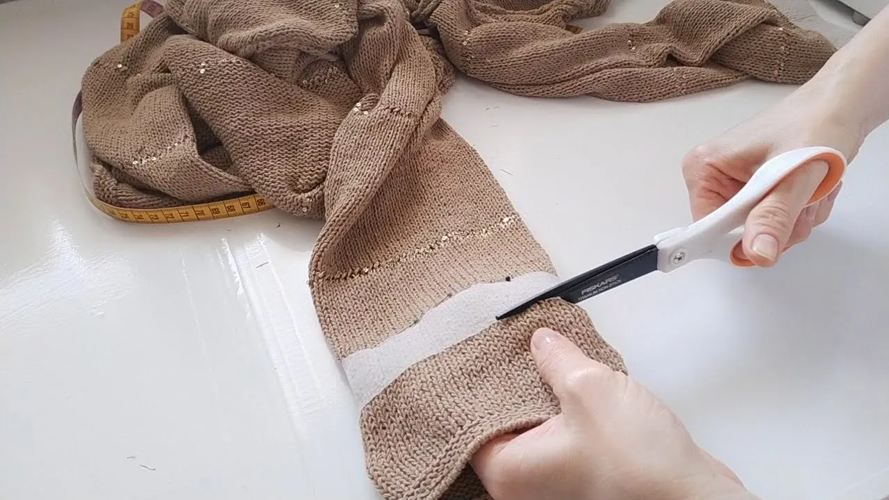 Zdjęcie Jak skrócić rękawy w bluzce bez szycia i zniszczeń materiału