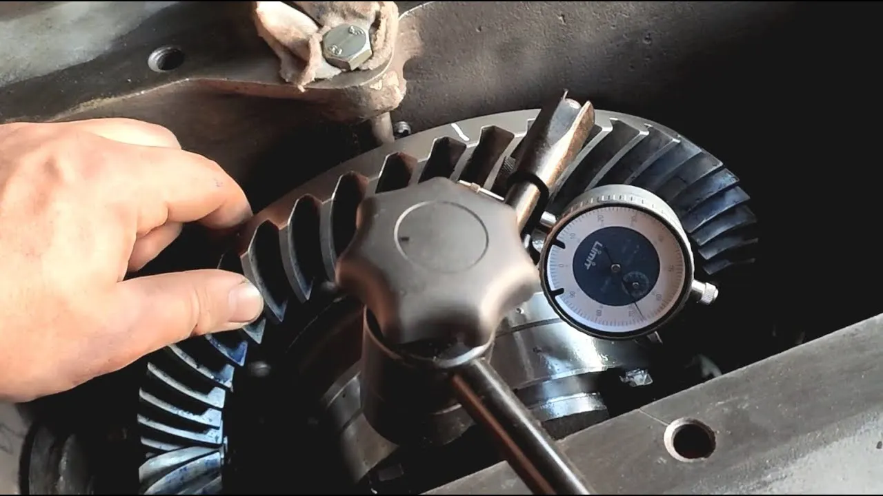 Sprawdzanie luzu międzyzębnego czujnikiem zegarowym w moście C-360