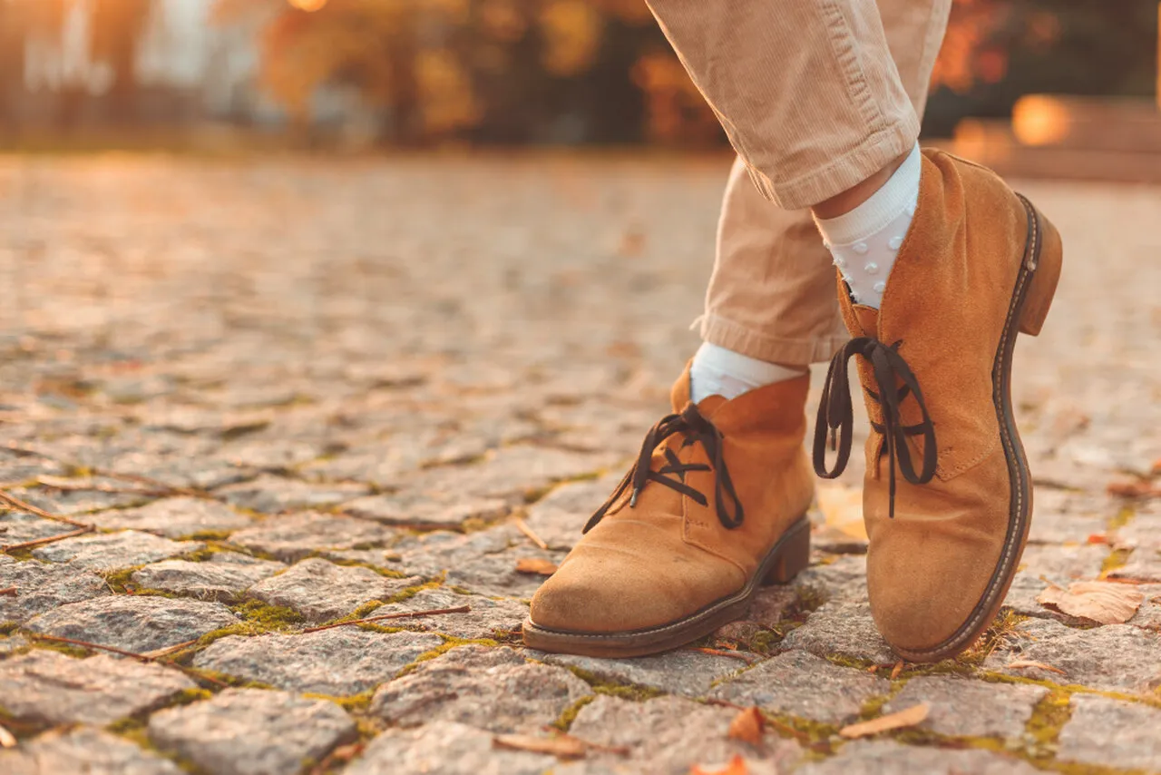 r&oacute;żne rodzaje sk&oacute;r w butach zamsz nubuk licowa