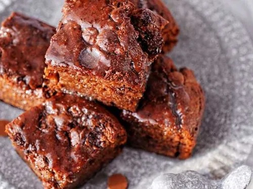 Różne rodzaje ciast bez miksera (owocowe, czekoladowe, bananowe)