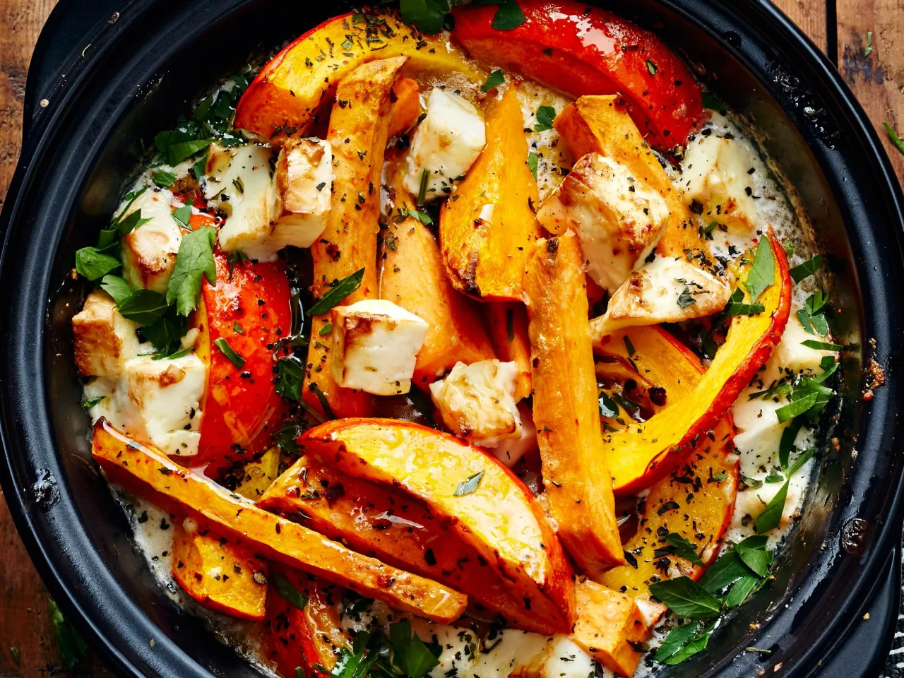 Teller mit leckerem vegetarischen Hauptgericht wie Ofengem&uuml;se mit Feta