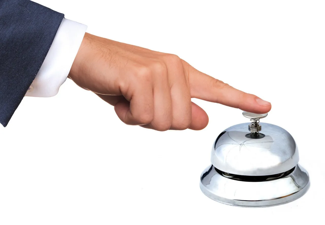 ręka trzymająca rachunek hotelowy