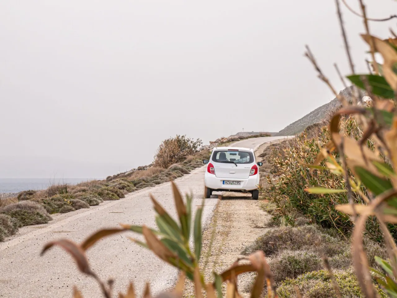 Tabela por&oacute;wnująca wynajem samochodu i transport publiczny na Krecie