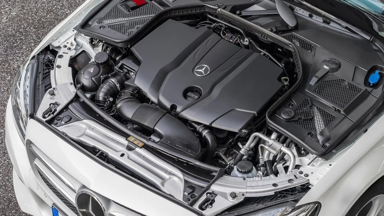 Silnik Mercedesa Klasy C. Czysty i uporządkowany, gotowy do drogi.