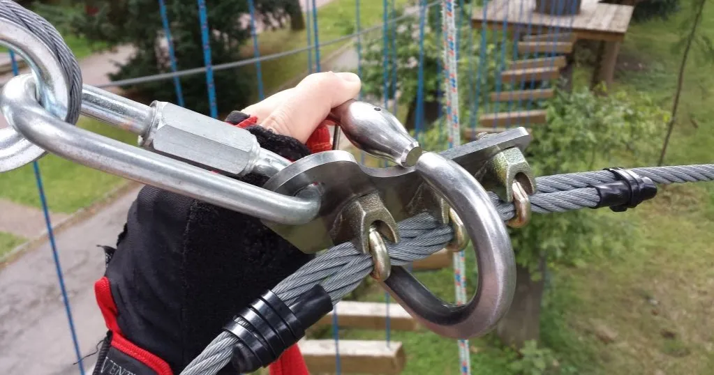 sprzęt asekuracyjny park linowy