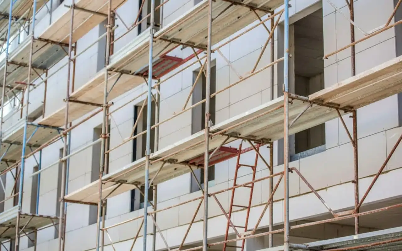 Rusztowanie aluminiowe przy budowie. Instrukcja jak złożyć rusztowanie aluminiowe krok po kroku.