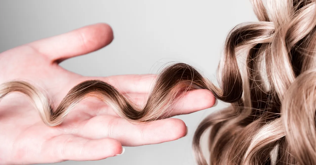 błędy kręcenia włos&oacute;w lok&oacute;wką grube pasma