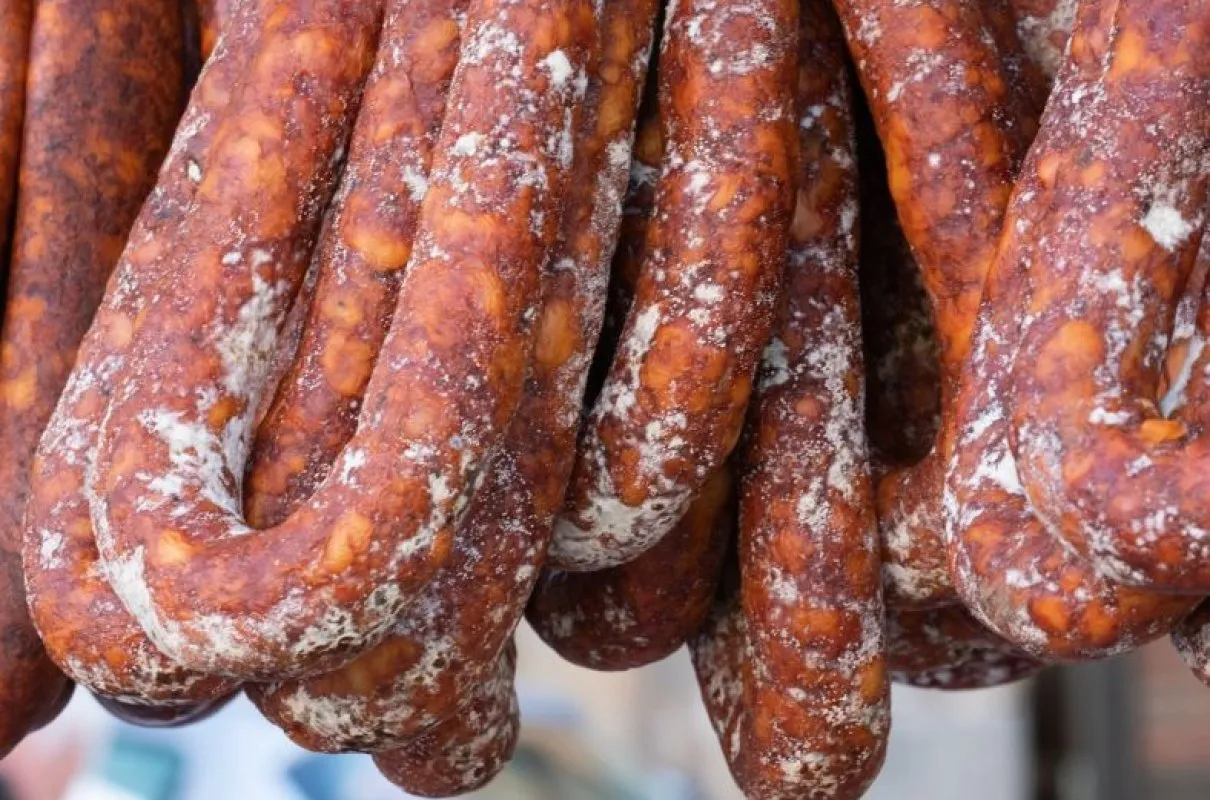 Por&oacute;wnanie pleśni i wykwitu na kiełbasie