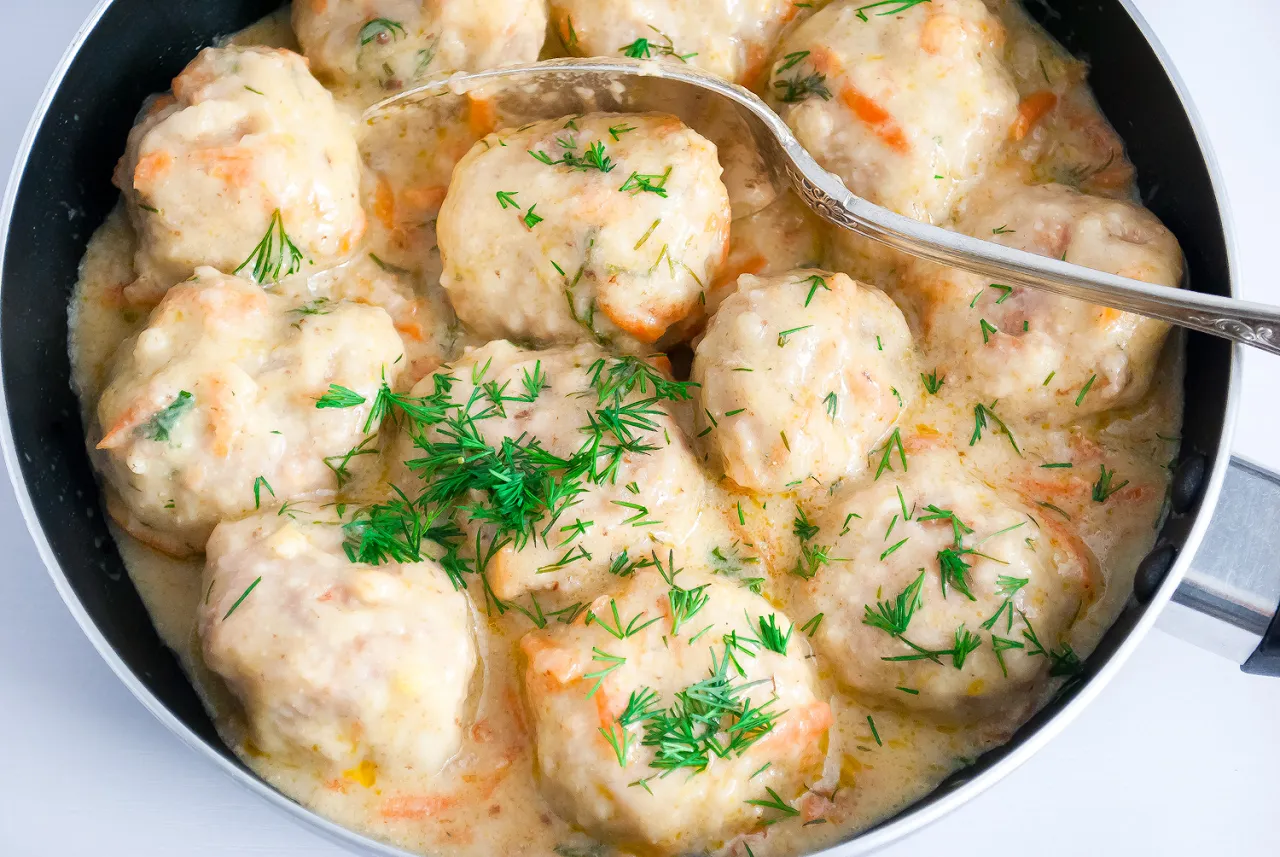 Klopsiki dla dzieci z sosem koperkowym