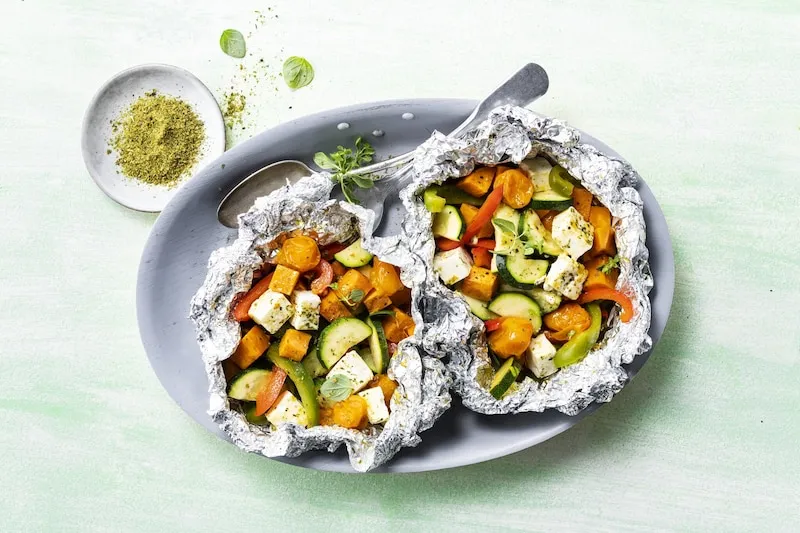 r&oacute;żnorodne grillowane warzywa wegetariańskie