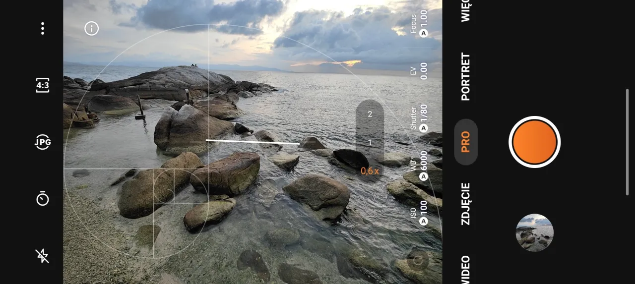 przykłady kadrowania i pozowania do autoportretu smartfonem