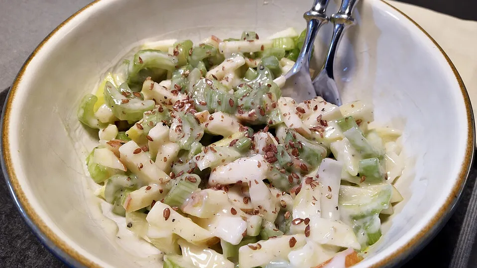Apfel Sellerie Salat vegan Joghurt Dressing