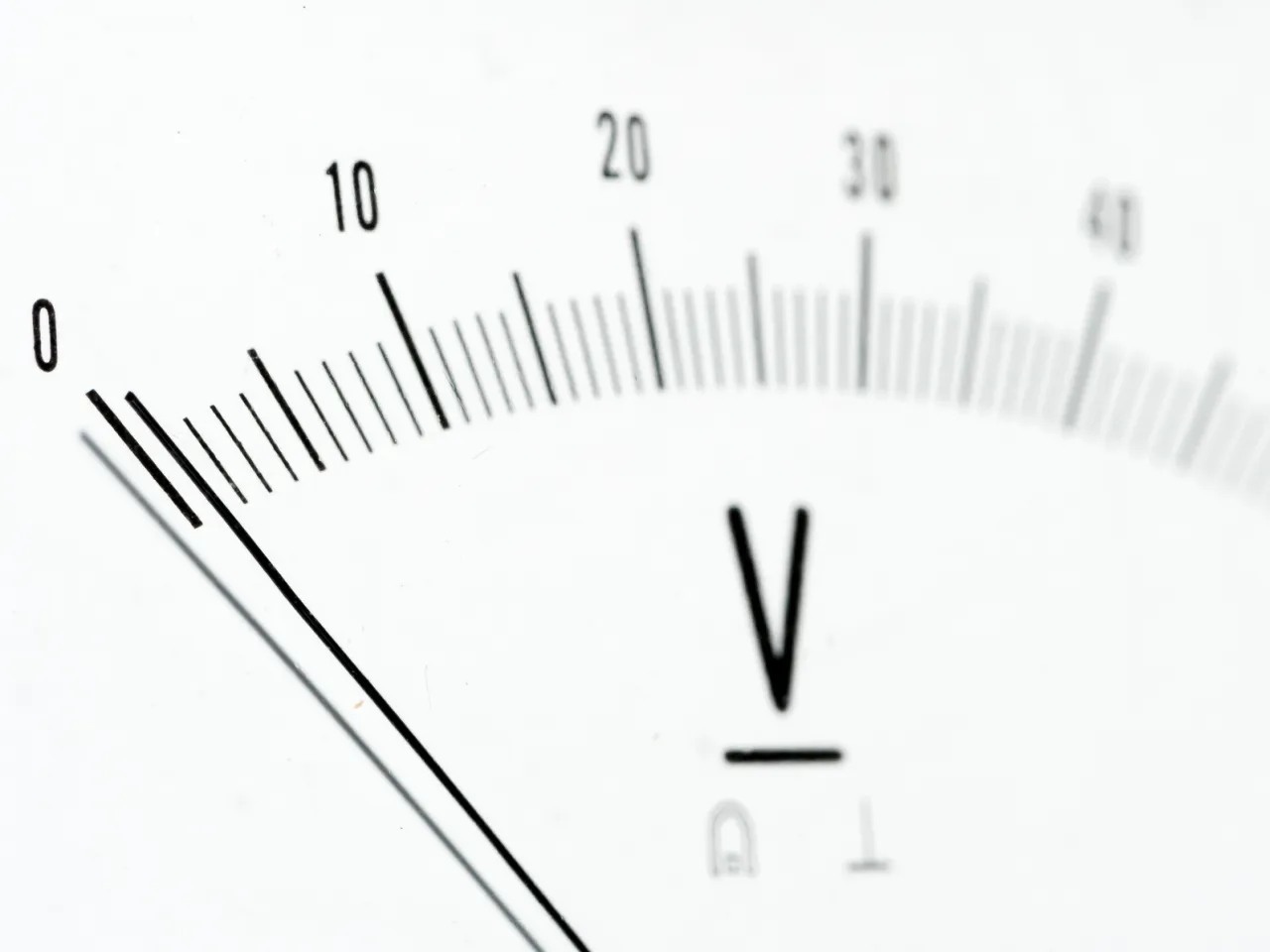 Wskaźnik woltomierza pokazuje niski poziom naładowania, co sugeruje, ile czasu prostownik ładuje akumulator.