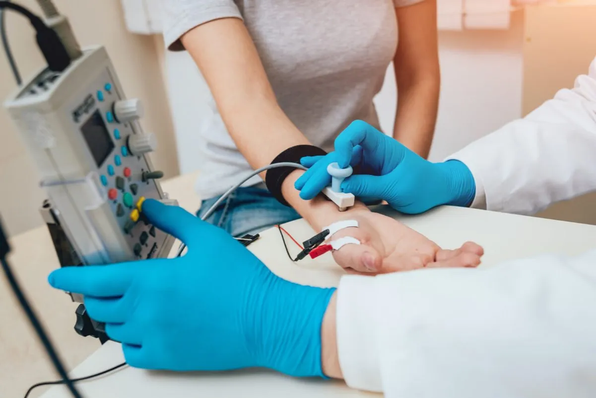 pacjent podczas badania emg