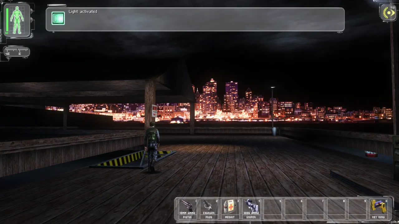 Postać w grze Deus Ex Revision na drewnianym molo, nocą, z widokiem na oświetlone miasto.