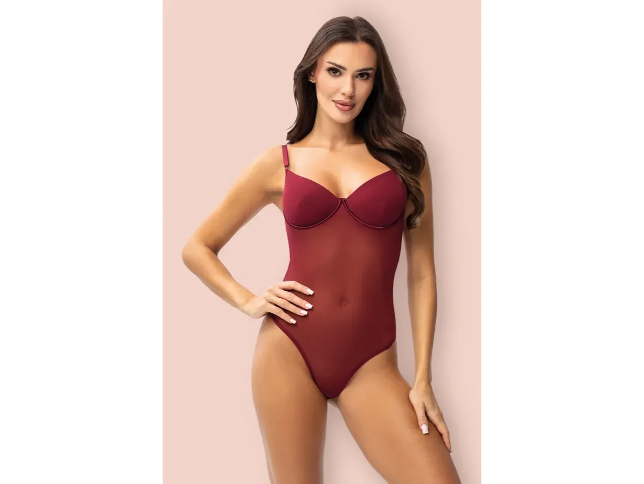 kobieta pozująca do zdjęcia sylwetki