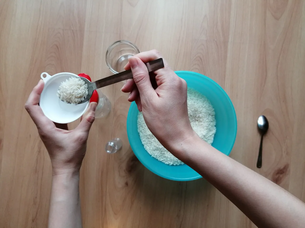 dziecięce dłonie bawiące się w przesypywanie ryżu lub kaszy