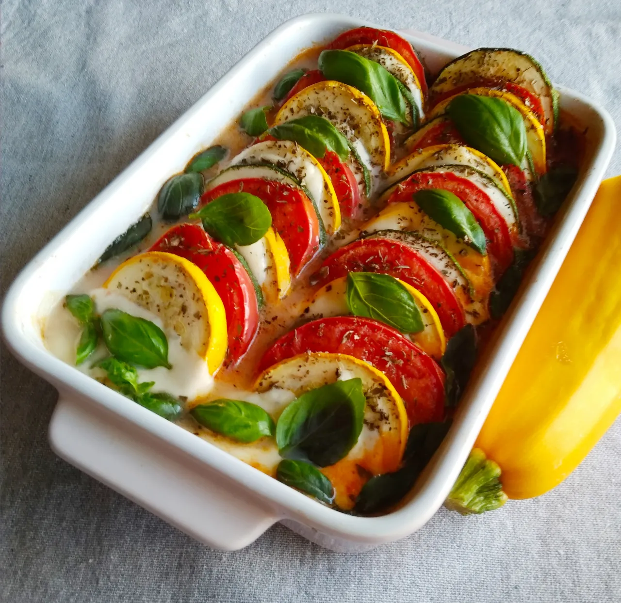 Wegetariańska zapiekanka z cukinii z pomidorami i mozzarellą