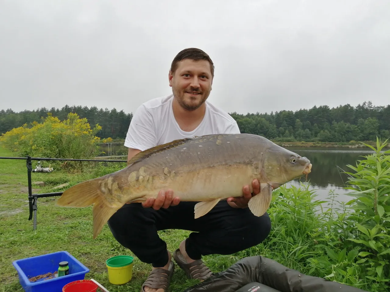 Szczęśliwy wędkarz z okazałym karpiem złowionym na łowisku specjalnym Halinów.