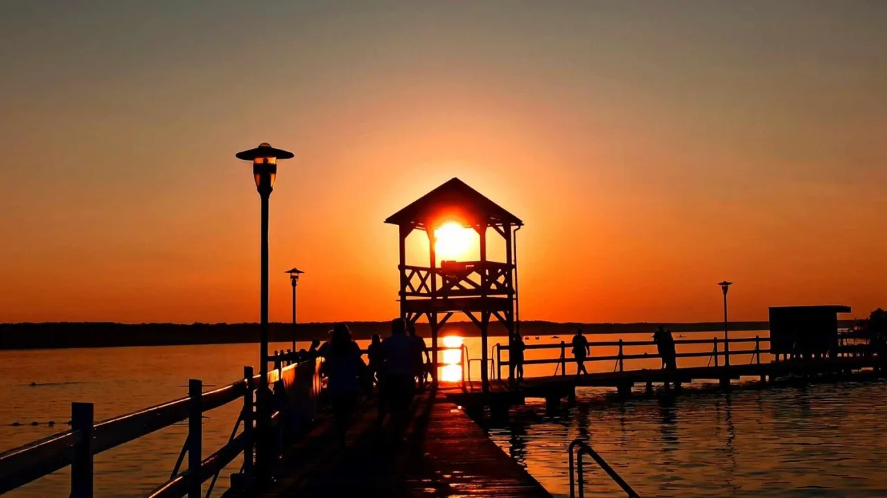 Malownicze jezioro Kaszuby zach&oacute;d słońca