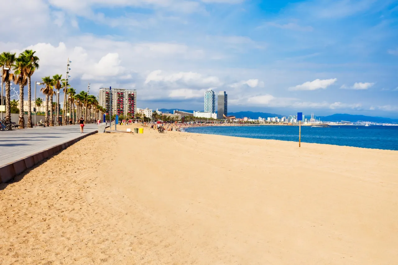 Plaża Barceloneta i restauracje z owocami morza