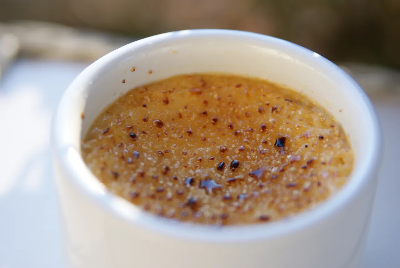 Idealny Crème Brûlée przepis: chrupiąca, karmelizowana skórka i aksamitny krem. Pyszny deser!