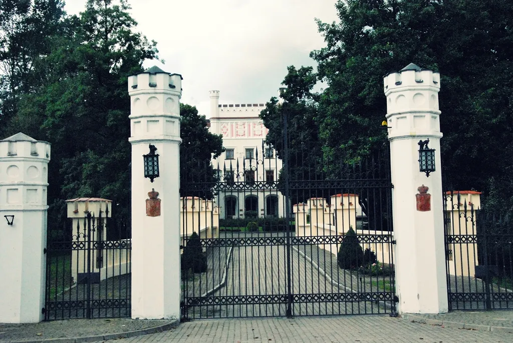 Zdjęcie Pałac w Starej Wsi - historia, architektura i tajemnice tego miejsca