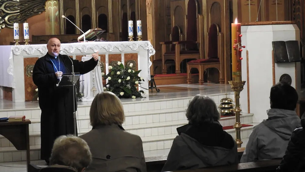 Zdjęcie Ile świec na ołtarzu? Odkryj tajemnice liturgicznych tradycji