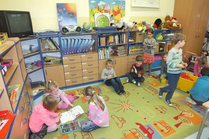 różnorodne pomieszczenia szkolne w polskiej szkole