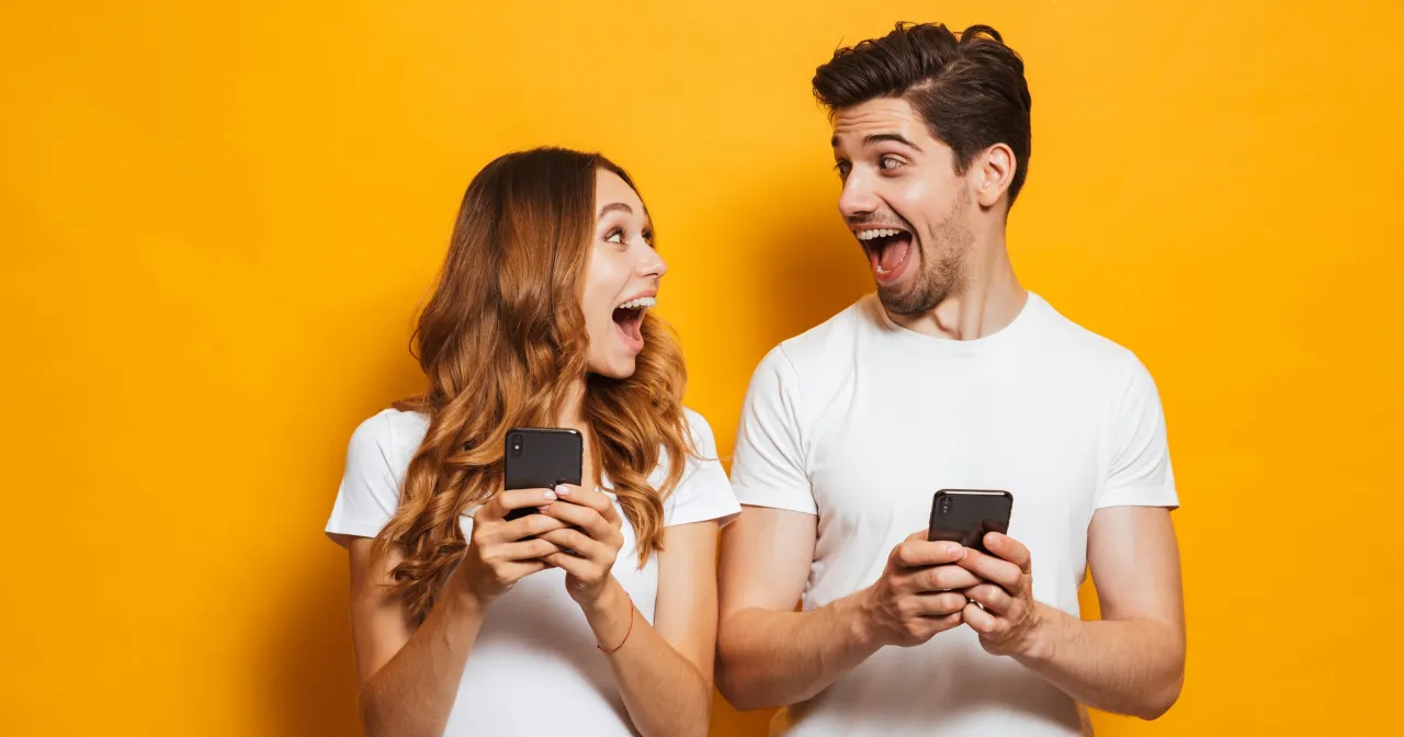 osoba rozpoznająca muzykę telefonem, smartfon z aplikacją muzyczną