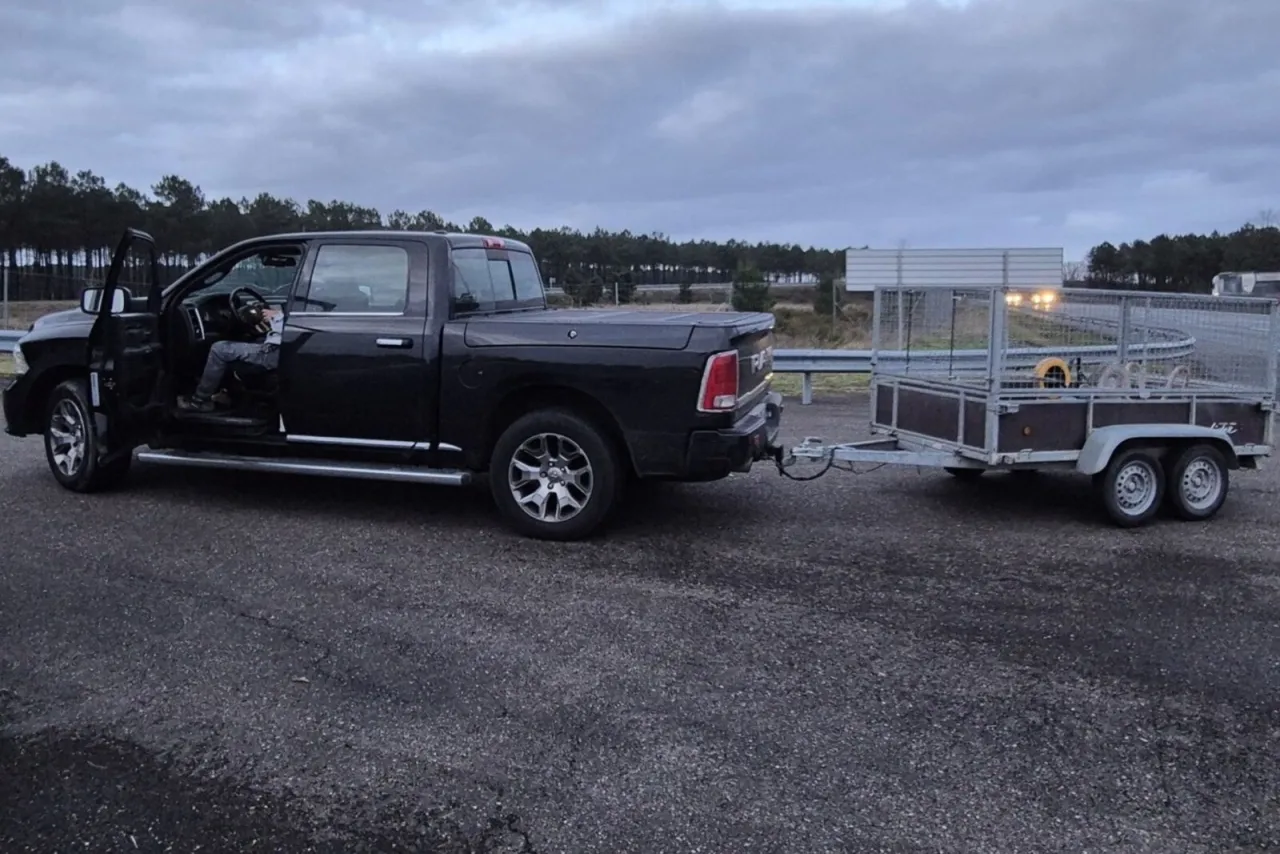 Dodge Ram 3500 holujący ciężką przyczepę