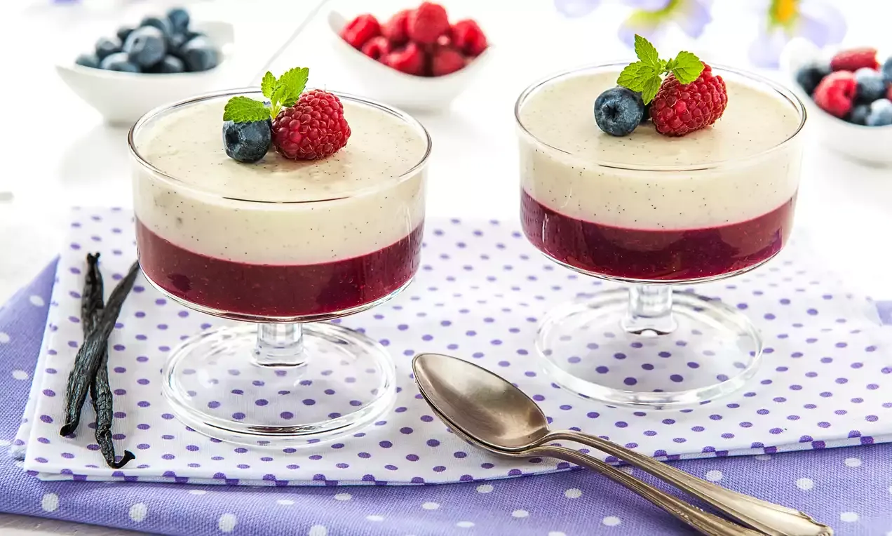 galaretka malinowa w pucharku z malinami