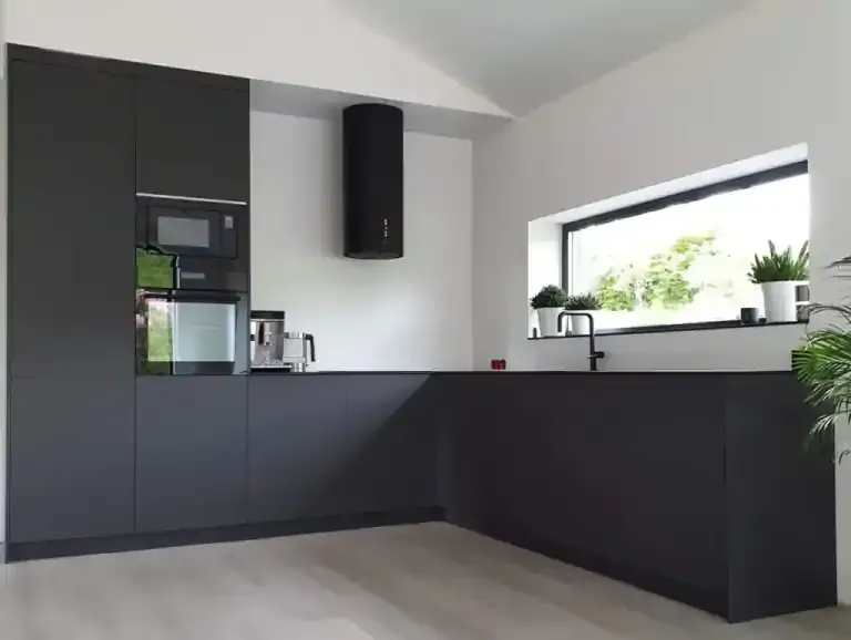 Szara kuchnia z czarnym blatem aranżacje