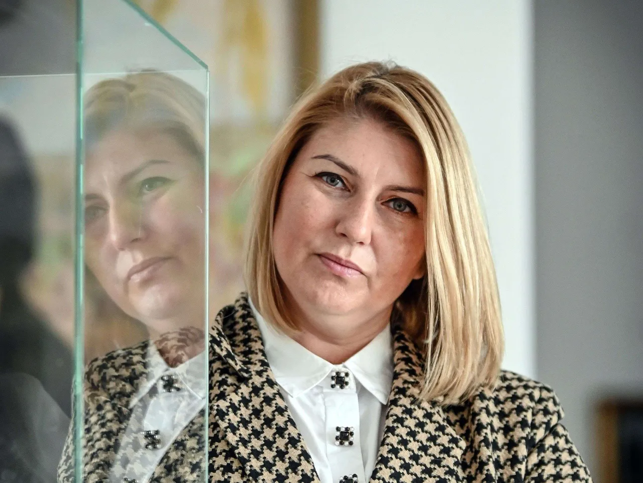 Kto jest dyrektorem teatru w Częstochowie? Kobieta w eleganckim żakiecie z wzorem psiego zęba, z blond włosami, spogląda w obiektyw.