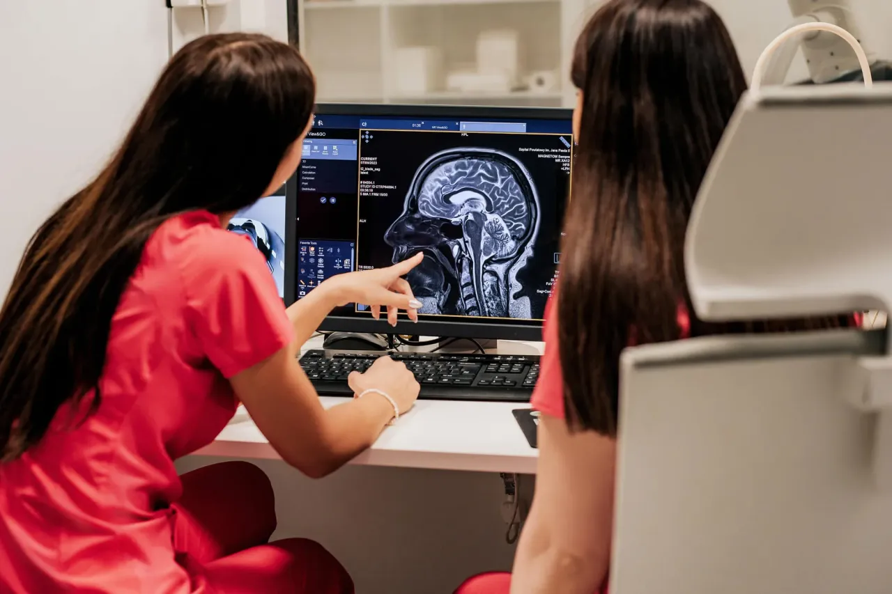 Dwie lekarki analizują rezonans magnetyczny m&oacute;zgu. Czy diagnostyka robi badania na NFZ? Tak, często badania obrazowe są refundowane.