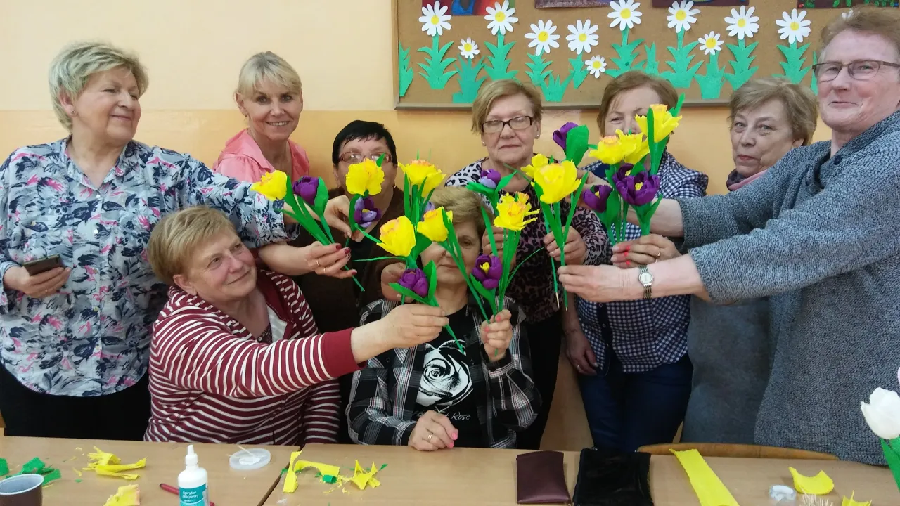 Seniorzy uczestniczący w zajęciach artystycznych w domu opieki