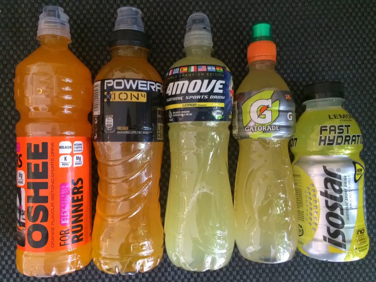 Różne napoje po treningu: woda, izotonik, szejk białkowy